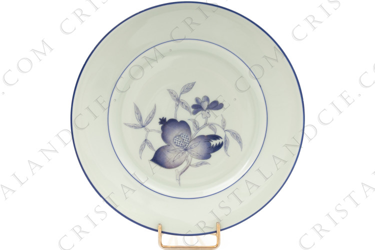 Assiette à dessert en porcelaine de Limoges de la maison Haviland et Parlon modèle Shangaï bleu orient orné de fleurs en camaïeu de bleus