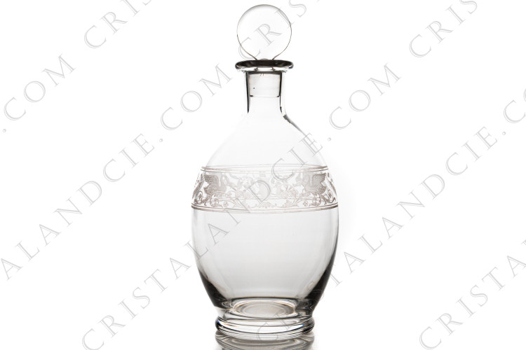 Carafe à vin en cristal de Baccarat modèle Cygne Empire ornée d une frise gravée à l acide représentant des amphores, des couronnes de lauriers et des cygnes sur des arabesques fleuries