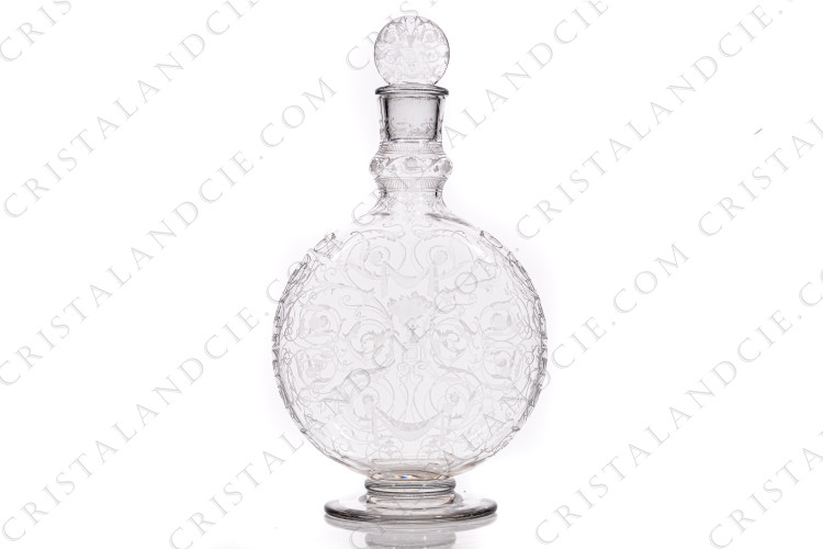 Carafe à vin en cristal de Baccarat modèle Michelangelo présentant un important décor gravé