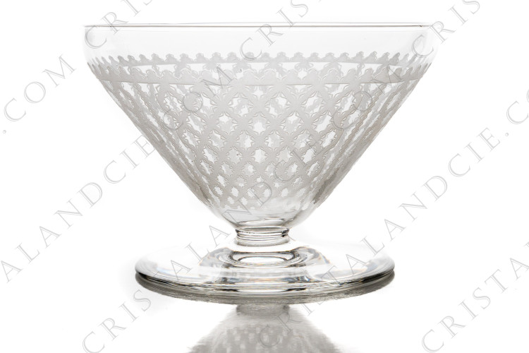 Coupe à Champagne en cristal de Baccarat modèle Alhambra ( Bruxelles) orné d un décor gravé