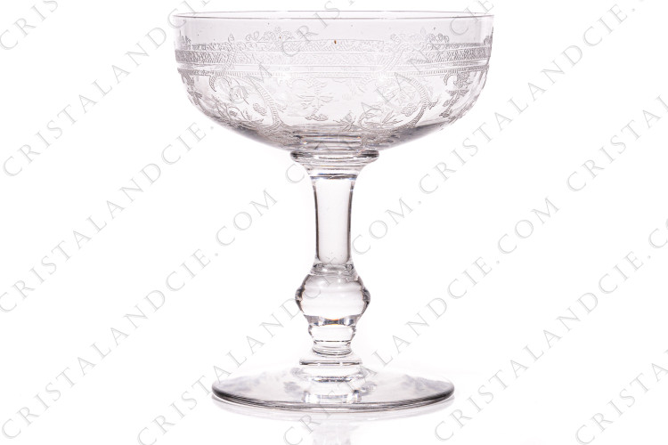 Coupe à Champagne en cristal de Saint-Louis modèle Metz présentant un décor d arabesques végétales gravé