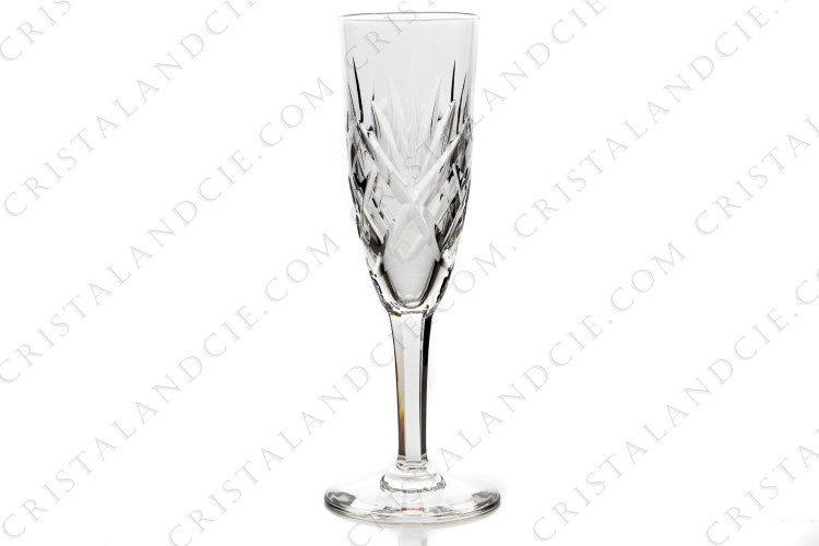 Flûte à Champagne en cristal de Saint-Louis modèle Chantilly présentant un important décor taillé