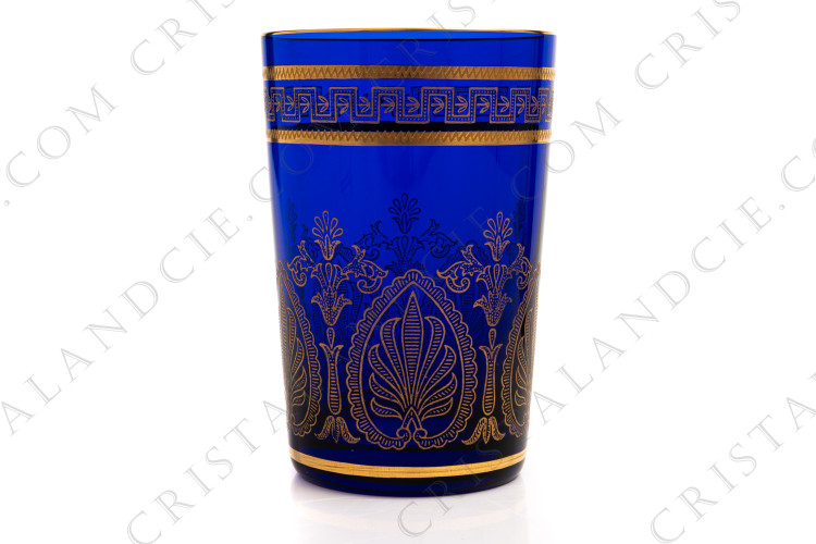 Gobelet à thé en cristal double couches bleu foncé de Saint-Louis modèle Meknes orné de palmettes et frise en incrustations or