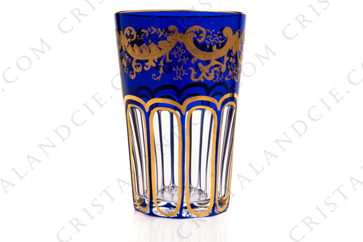 Gobelet à thé n°5 en cristal double couches bleu foncé de Saint-Louis modèle Rabat or orné d arabesques végétales et de côtes plates