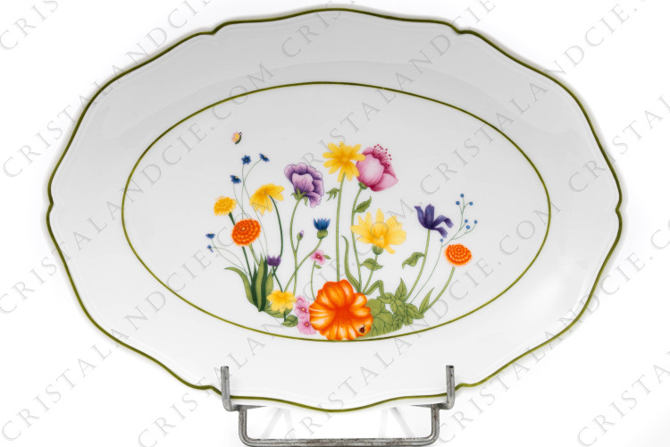 Plat ovale en porcelaine de Limoges de la maison Raynaud pour Denby modèle English Garden orné de fleurs polychromes et d insectes