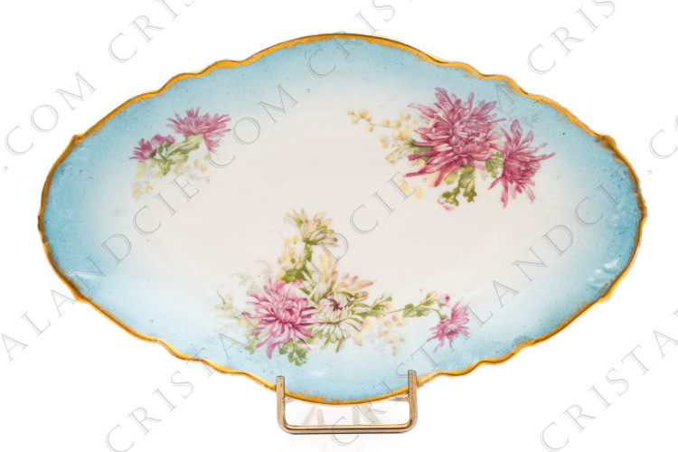 Ravier en porcelaine de Limoges de la maison Sigismond Maas orné de chrysanthèmes rose et blancs sur un fond bleu clair et de liserets or