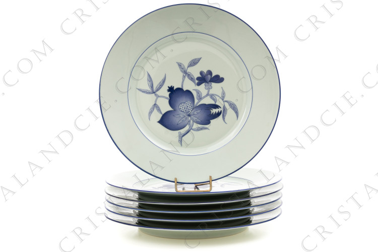 Série de six assiettes plates en porcelaine de Limoges de la maison Haviland et Parlon modèle Shangaï bleu orient orné de fleurs en camaïeu de bleus