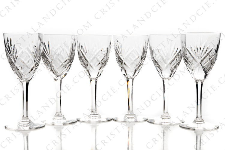 Série de six verres à eau n°2 en cristal de Saint-Louis modèle Chantilly présentant un important décor taillé
