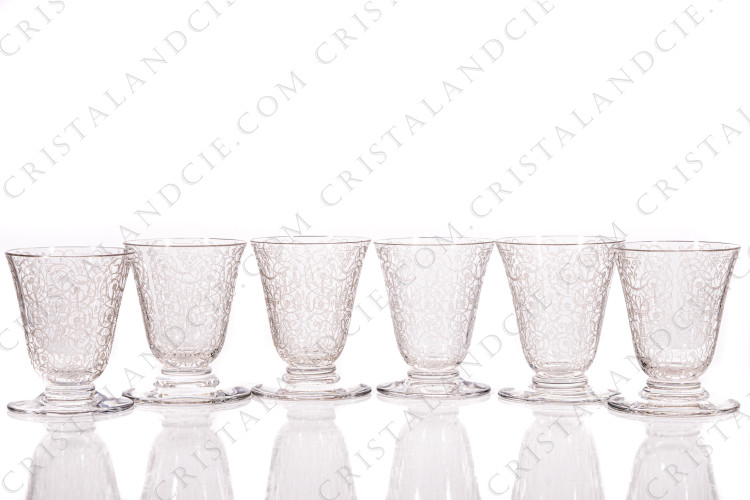 Sérié de six verres à liqueur en cristal de Baccarat modèle Michelangelo présentant un important décor gravé