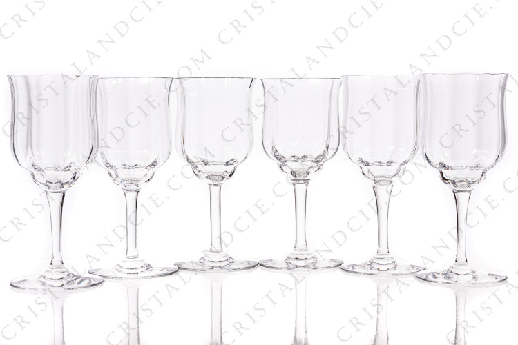 Série de six verres à vin rouge n°3 en cristal de Baccarat modèle Capri orné de côtes vénitiennes