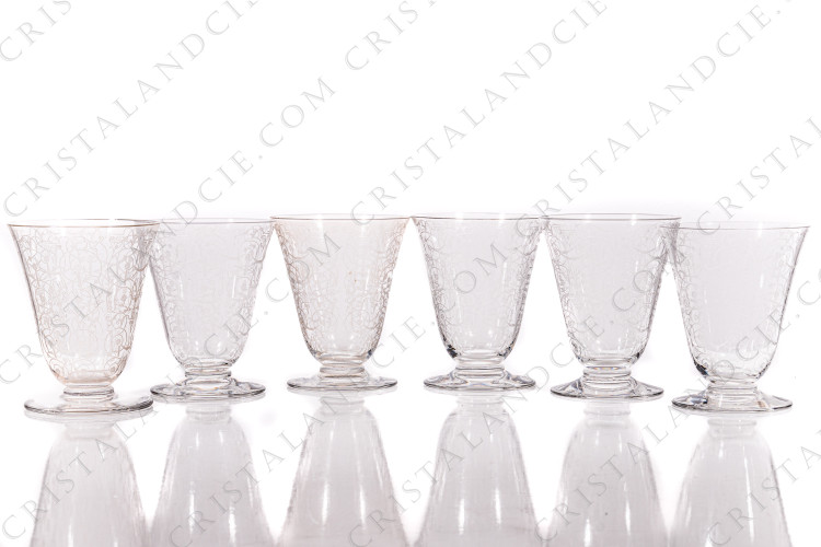 Série de six verres à vin blanc n°4 en cristal de Baccarat modèle Michelangelo présentant un important décor gravé