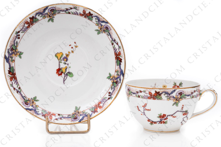 Tasse à thé en porcelaine de Limoges de la maison Bernardaud ornée d un décor polychrome japonisant