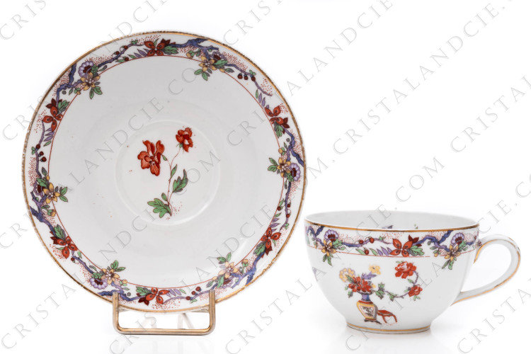 Tasse à thé en porcelaine de Limoges de la maison Bernardaud ornée d un décor polychrome japonisant