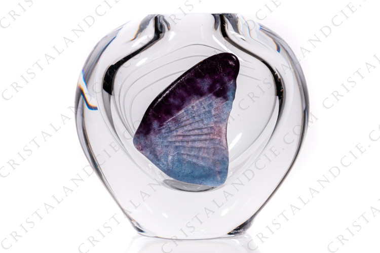 Vase en cristal de Daum modèle Florilège orné d un papillon en pâte de verre bleu et mauve