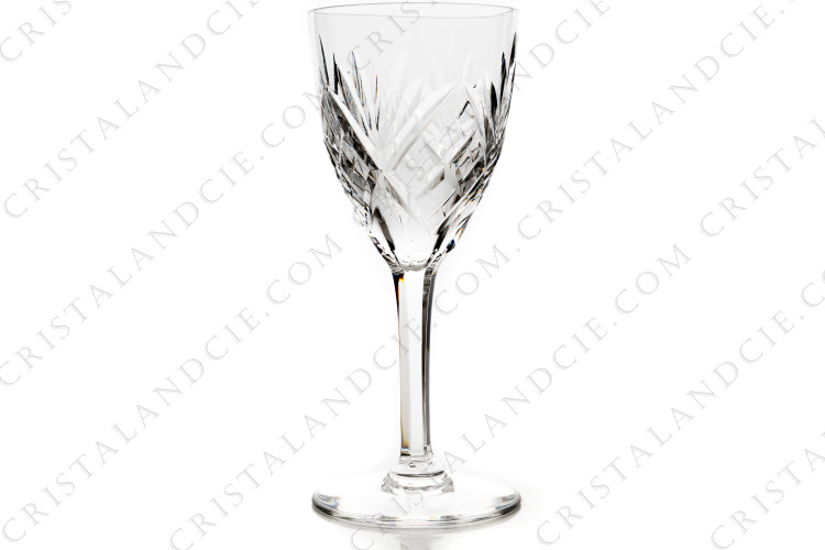 Verre à eau n°2 en cristal de Saint-Louis modèle Chantilly présentant un important décor taillé