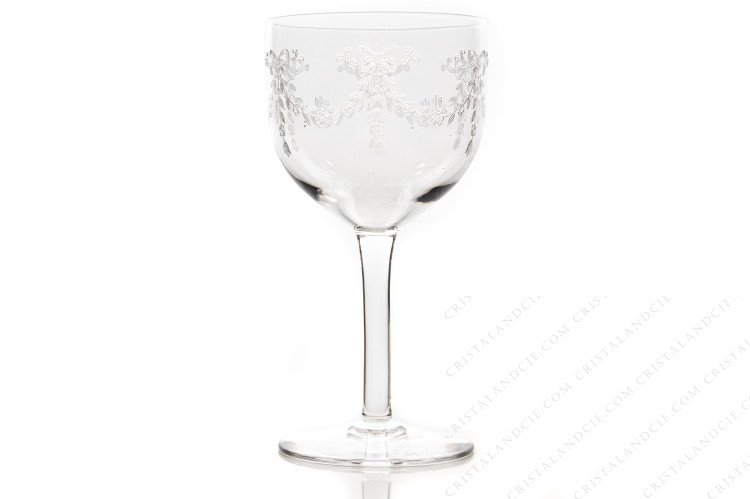 Verre à eau n°2 en cristal de Saint-Louis modèle Meurice gravure au pantographe numéro 108, présentant des guirlandes de fleurs surmontées de nœuds