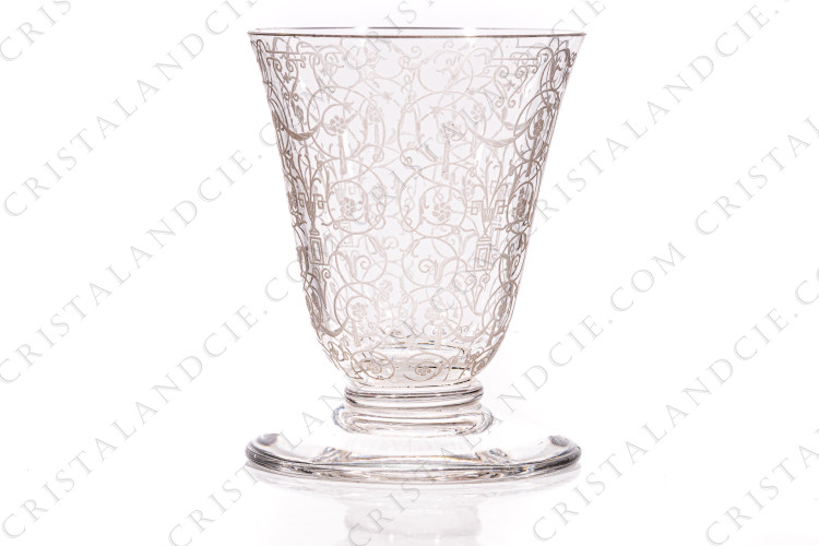 Verre à liqueur en cristal de Baccarat modèle Michelangelo présentant un important décor gravé