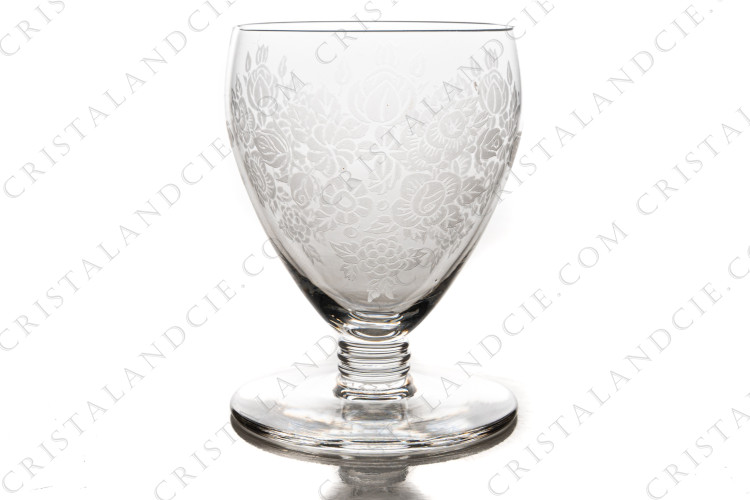 Verre à Porto n°5 en cristal de Baccarat présentant un décor de bouquet de fleurs gravé