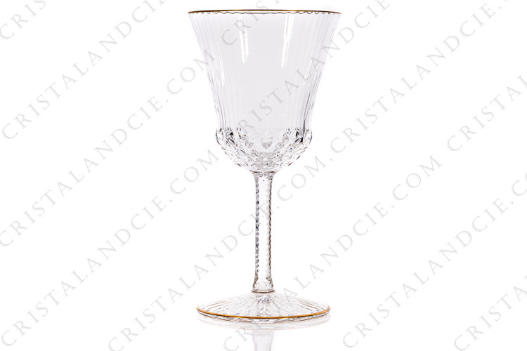 Verre à vin rouge n°3 en cristal de Saint-Louis modèle Apollo or présentant un important décor taillé et des filets or