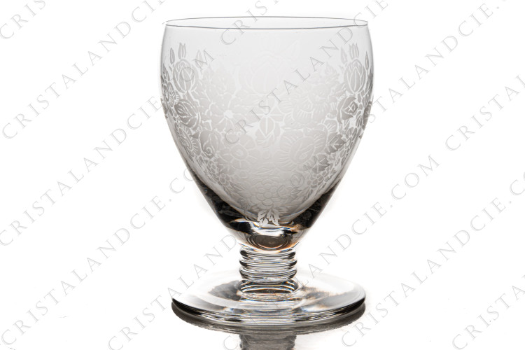 Verre à vin blanc n°4 en cristal de Baccarat présentant un décor de bouquet de fleurs gravé