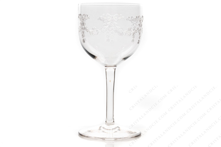 Verre à vin rouge n°3 en cristal de Saint-Louis modèle Meurice gravure au pantographe numéro 108, présentant des guirlandes de fleurs surmontées de nœuds