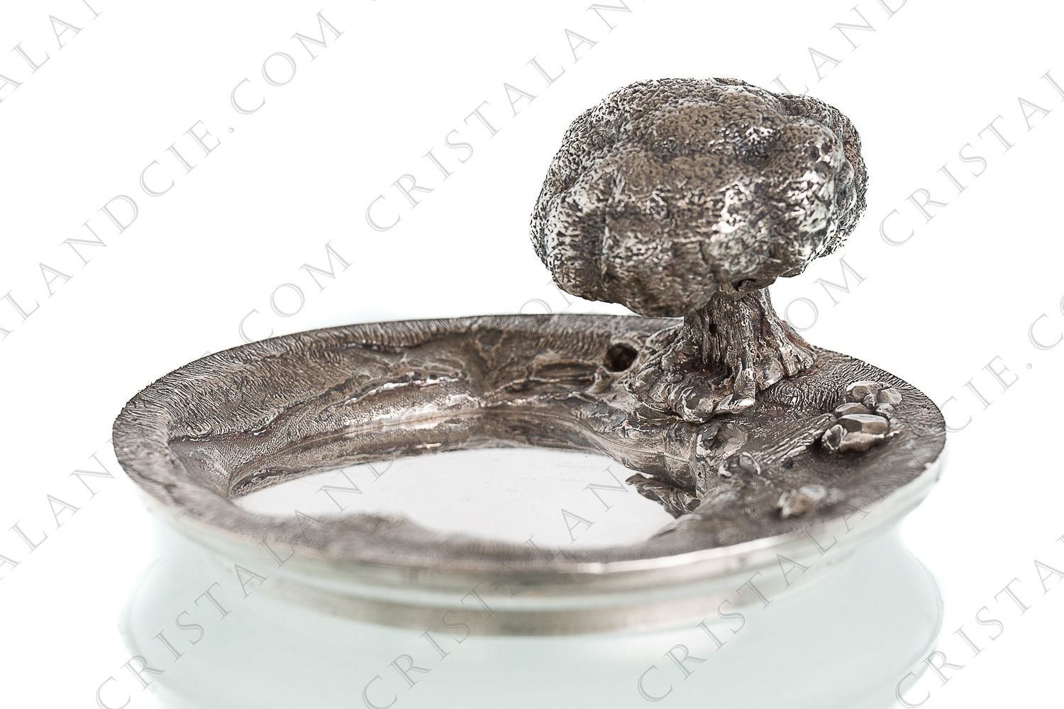 Arbre de vie en métal argenté de la maison Christofle représentant un arbre finement ciselé se reflétant dans un étang photo-1