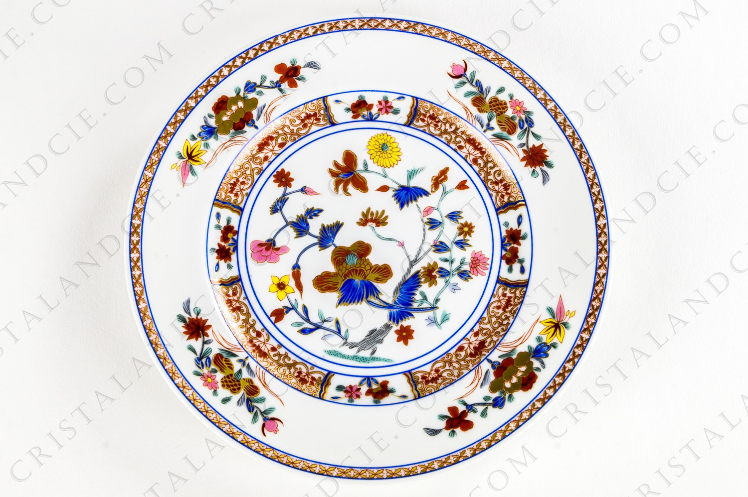 Assiette à cocktail en porcelaine de Bernardaud modèle Pondichéry à décor de fleurs polychromes et dorées photo-1