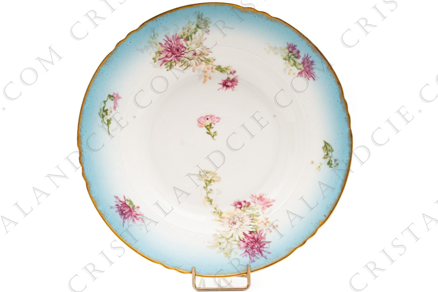 Assiette creuse en porcelaine de Limoges de la maison Sigismond Maas orné de chrysanthèmes rose et blancs sur un fond bleu clair et de liserets or photo-1