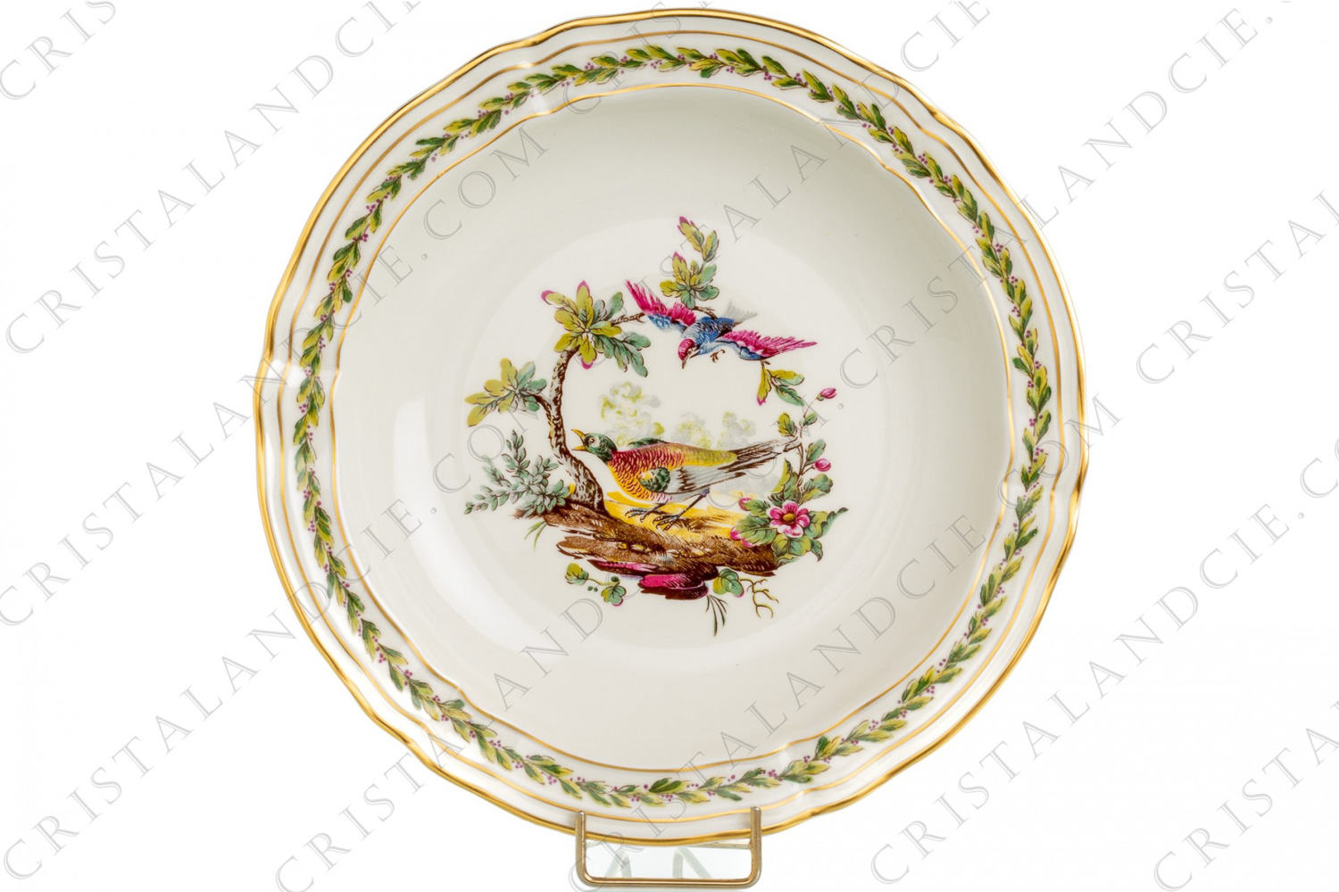 Assiette creuse en porcelaine de Limoges de la maison Bernardaud modèle Chevreuse ornée d oiseaux polychromes sur des branchages, d une frise de feuilles et de filets or photo-1