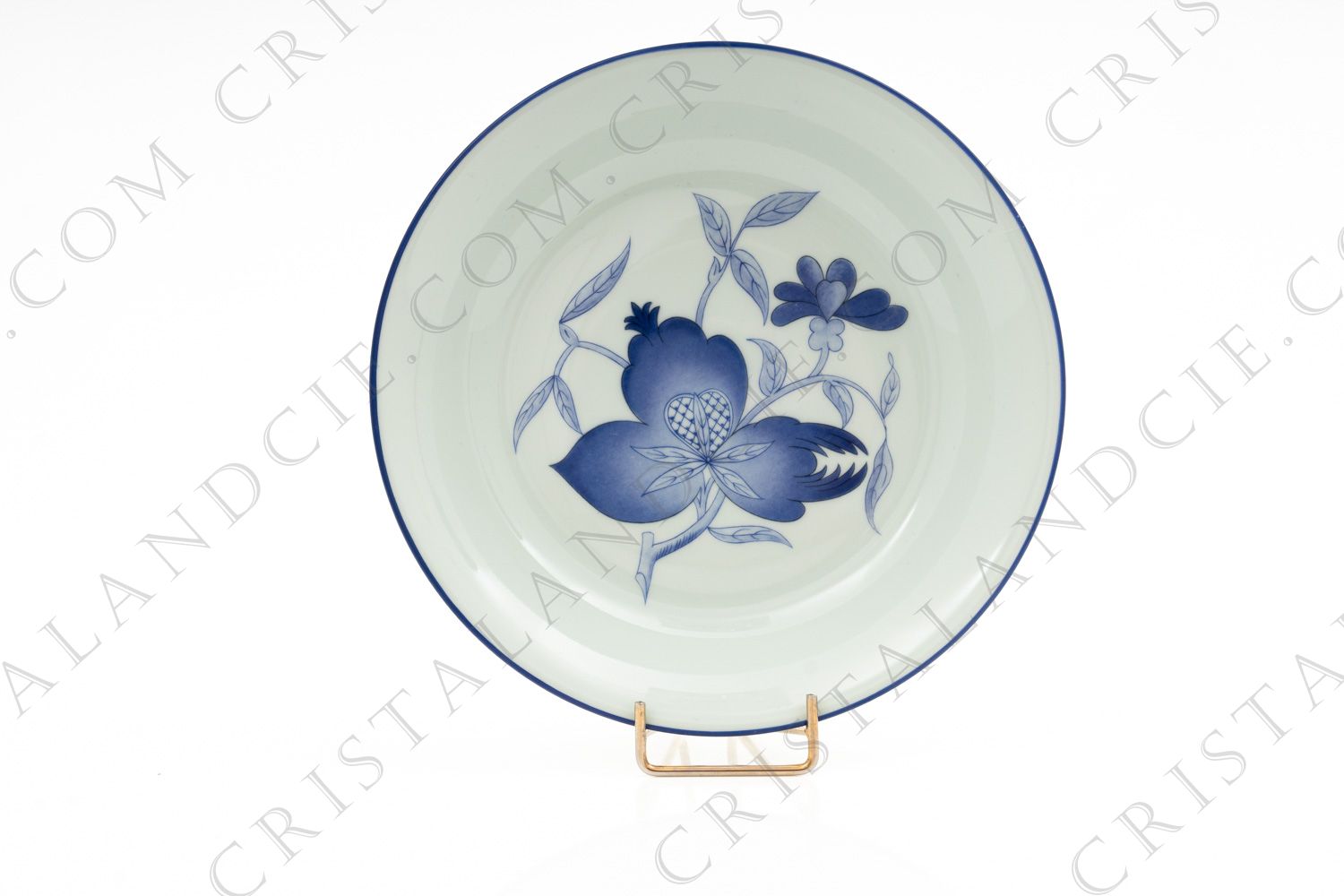 Assiette creuse en porcelaine de Limoges de la maison Haviland et Parlon modèle Shangaï bleu orient orné de fleurs en camaïeu de bleus photo-1