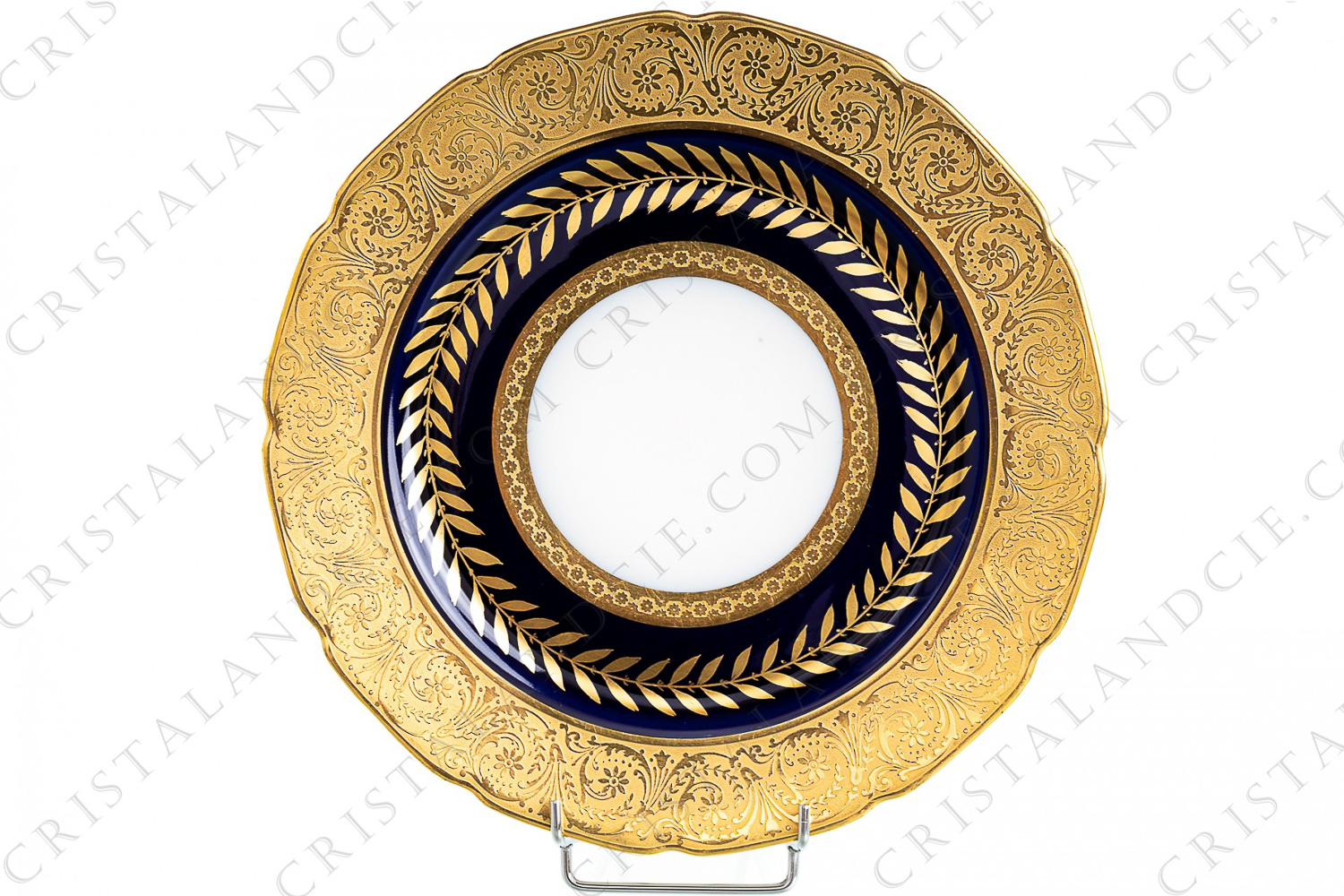 Assiette de présentation en porcelaine de Limoges ornée de frises en incrustations or et d une frise de lauriers or peinte à la main sur un fond bleu de four photo-1