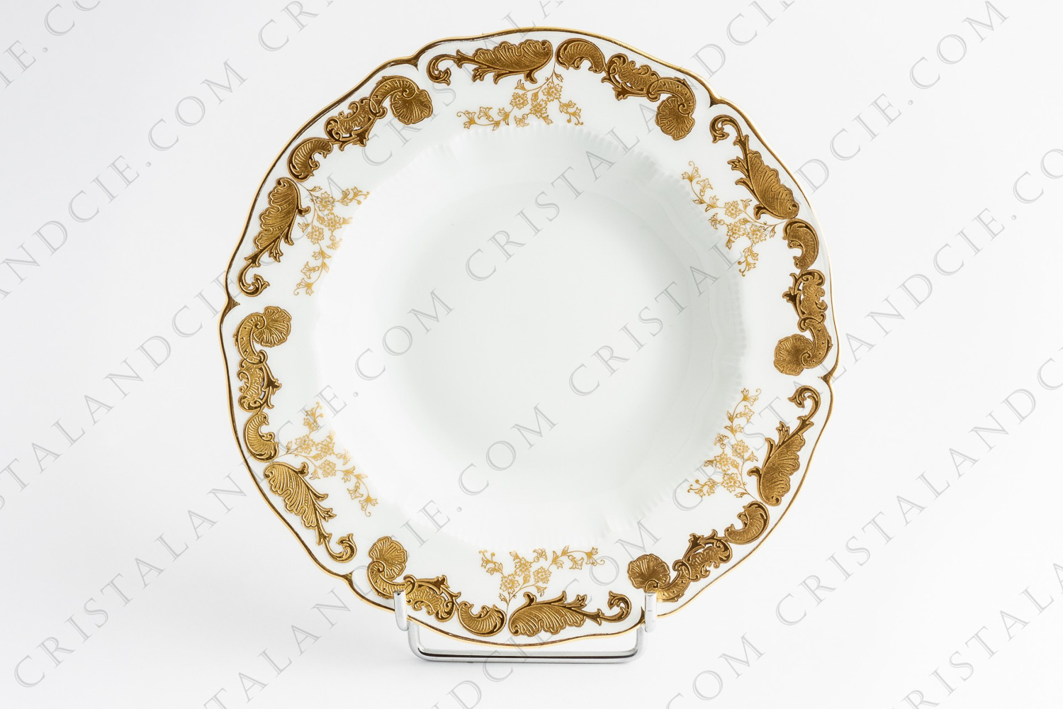 Assiette demi-creuse en porcelaine de Limoges de la maison Haviland à décor de feuilles d acanthes or peintes à la main en relief photo-1