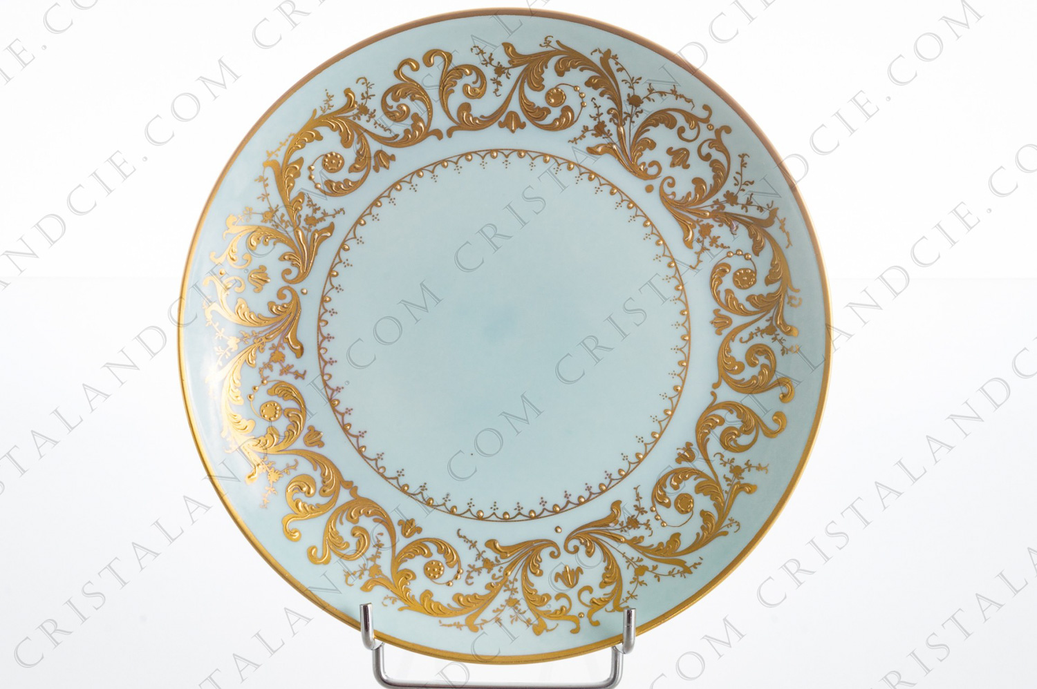 Assiette à dessert en porcelaine décorée par l atelier Le Tallec à Paris à décor peint à la main d arabesques or sur fond vert clair photo-1