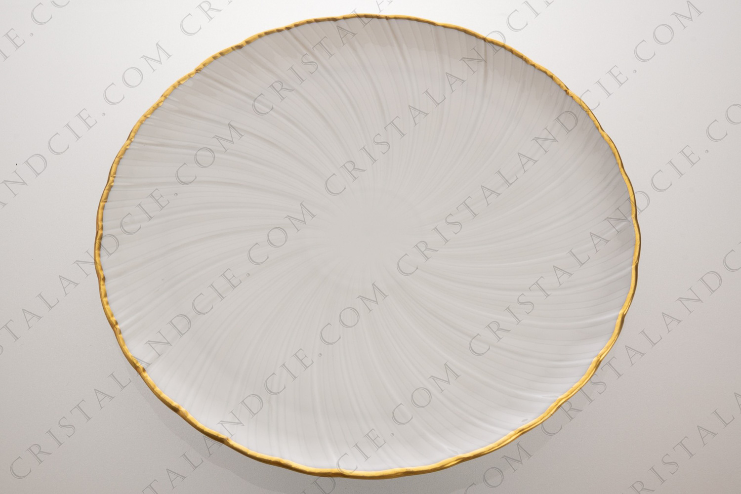 Assiette à dessert en porcelaine de Limoges de la maison Bernardaud modèle Verlaine, à décor de palmettes et liseré or photo-1