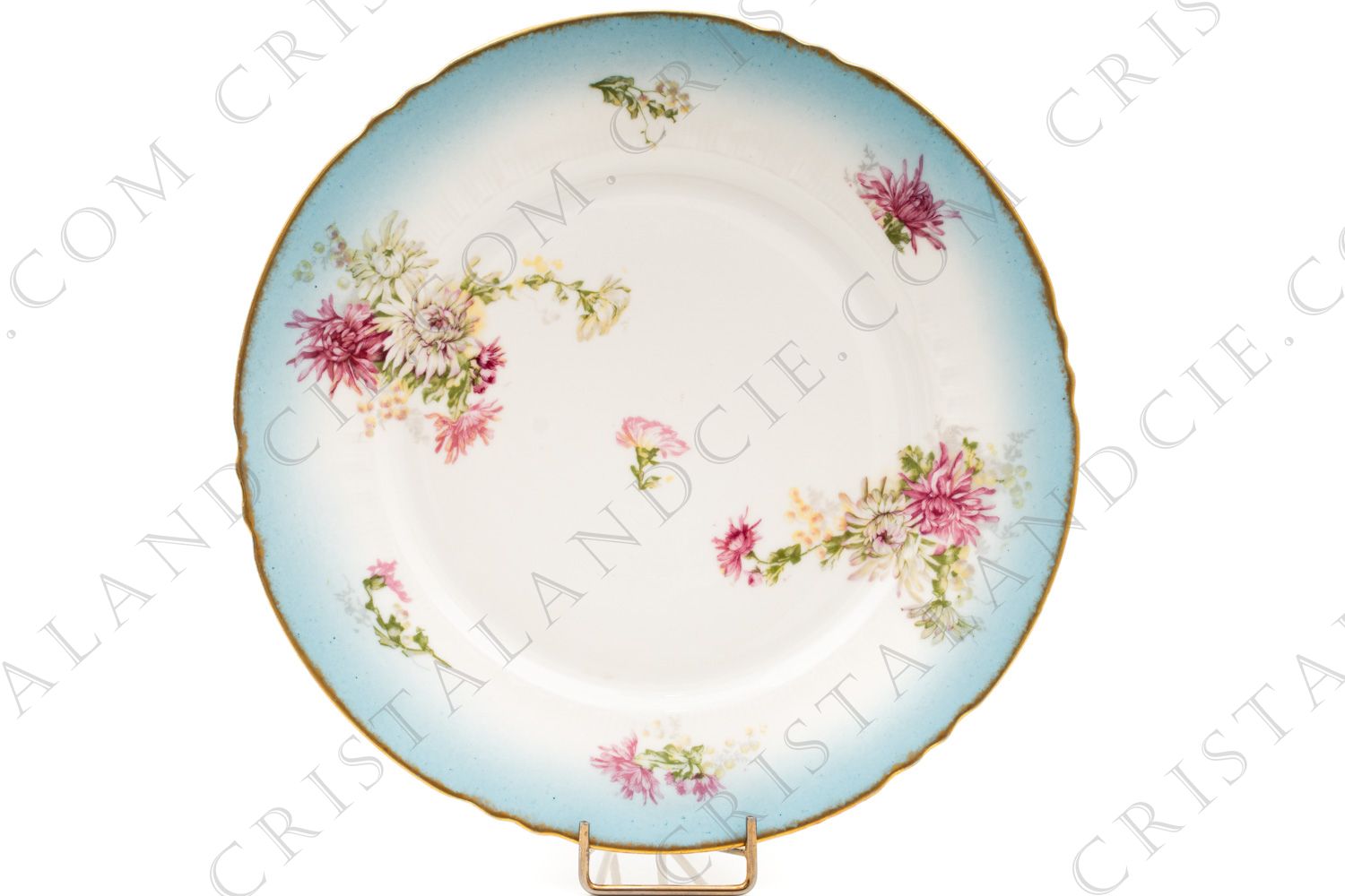 Assiette plate en porcelaine de Limoges de la maison Sigismond Maas ornée de chrysanthèmes rose et blancs sur un fond bleu clair et de liserets or photo-1