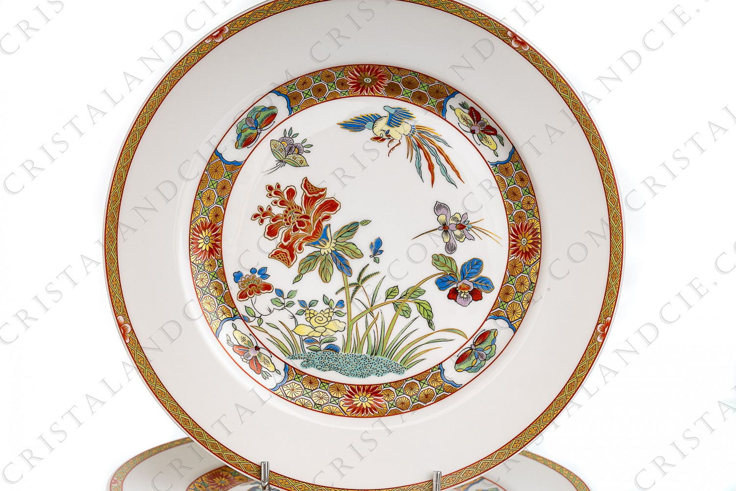 Assiette plate en porcelaine de Limoges de la maison Bernardaud modèle Chef d Œuvre ornées de fleurs et oiseau de paradis polychromes et or et de frises de fleurs et papillons, inspiré d un décor de de la manufacture impériale de porcelaine King-Tö-Tchen du début du XVIIIè siècle photo-1