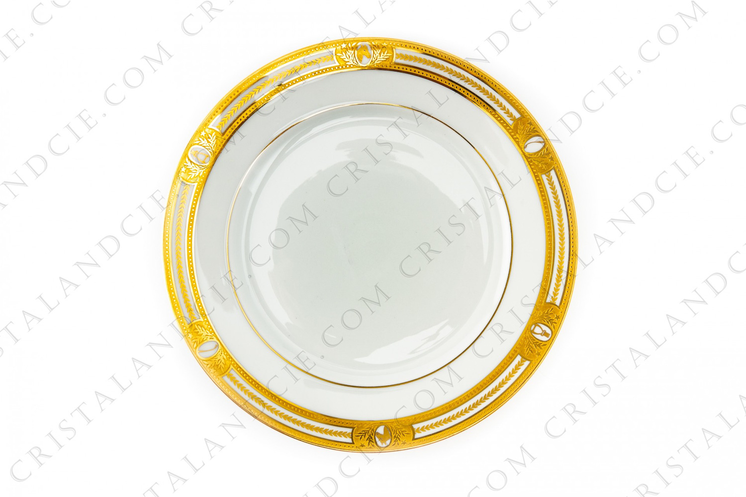 Assiette plate en porcelaine de Limoges de la maison Haviland et Parlon ornée d incrustations or sur le thème de l équitation photo-1