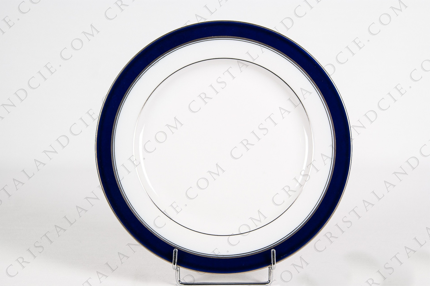 Assiette plate en porcelaine de Limoges de la maison Bernardaud modèle Pavie platine ornée de filets en bleu de four et platine photo-1