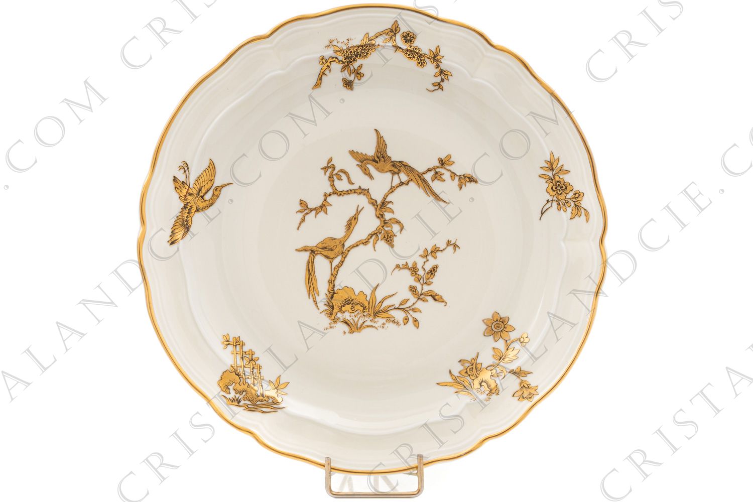 Assiette plate en porcelaine de Limoges de la maison Bernardaud modèle Reine Elisabeth orné d oiseaux de paradis et de branchages or photo-1