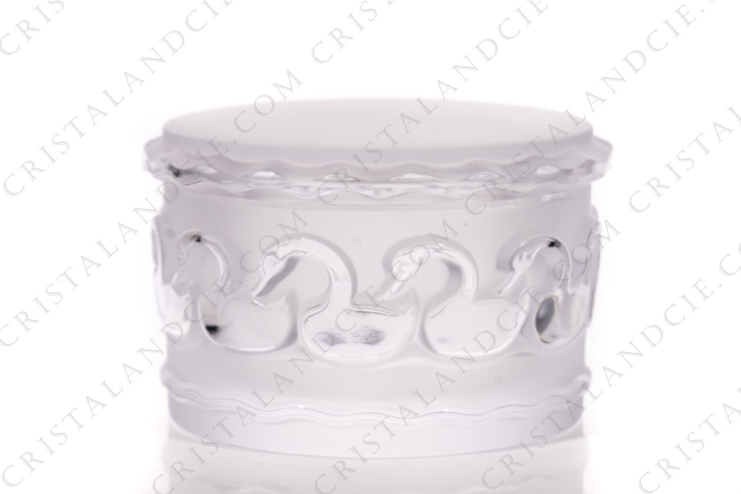 Boite en cristal de Lalique modèle Canards présentant une frise de canards en relief en cristal clair sur un fond dépoli photo-1
