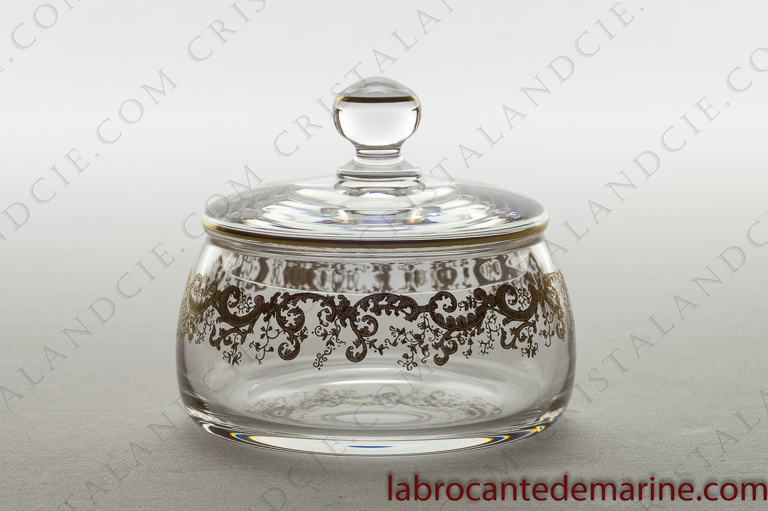 Powder box on crystal by Saint-Louis pattern Gold Trianon decorated with incised scroll work of fine gold photo-1