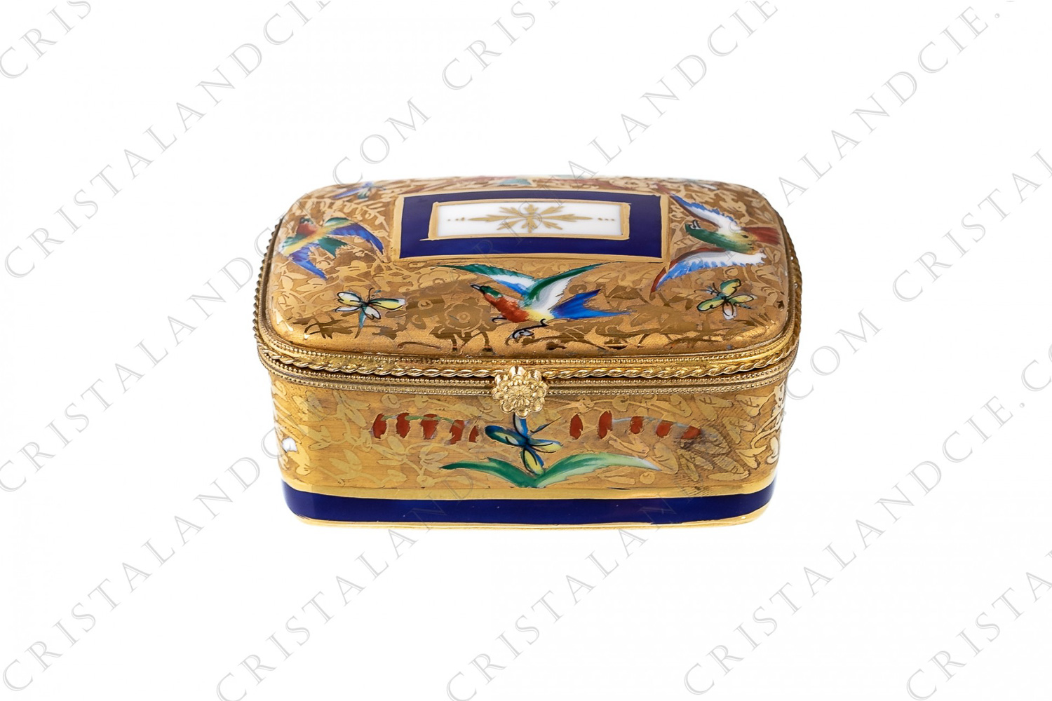 Boite en porcelaine décorée à la main par les ateliers Le Tallec ornée d oiseaux de paradis, de papillons et de fleurs polychromes sur un fond or photo-1