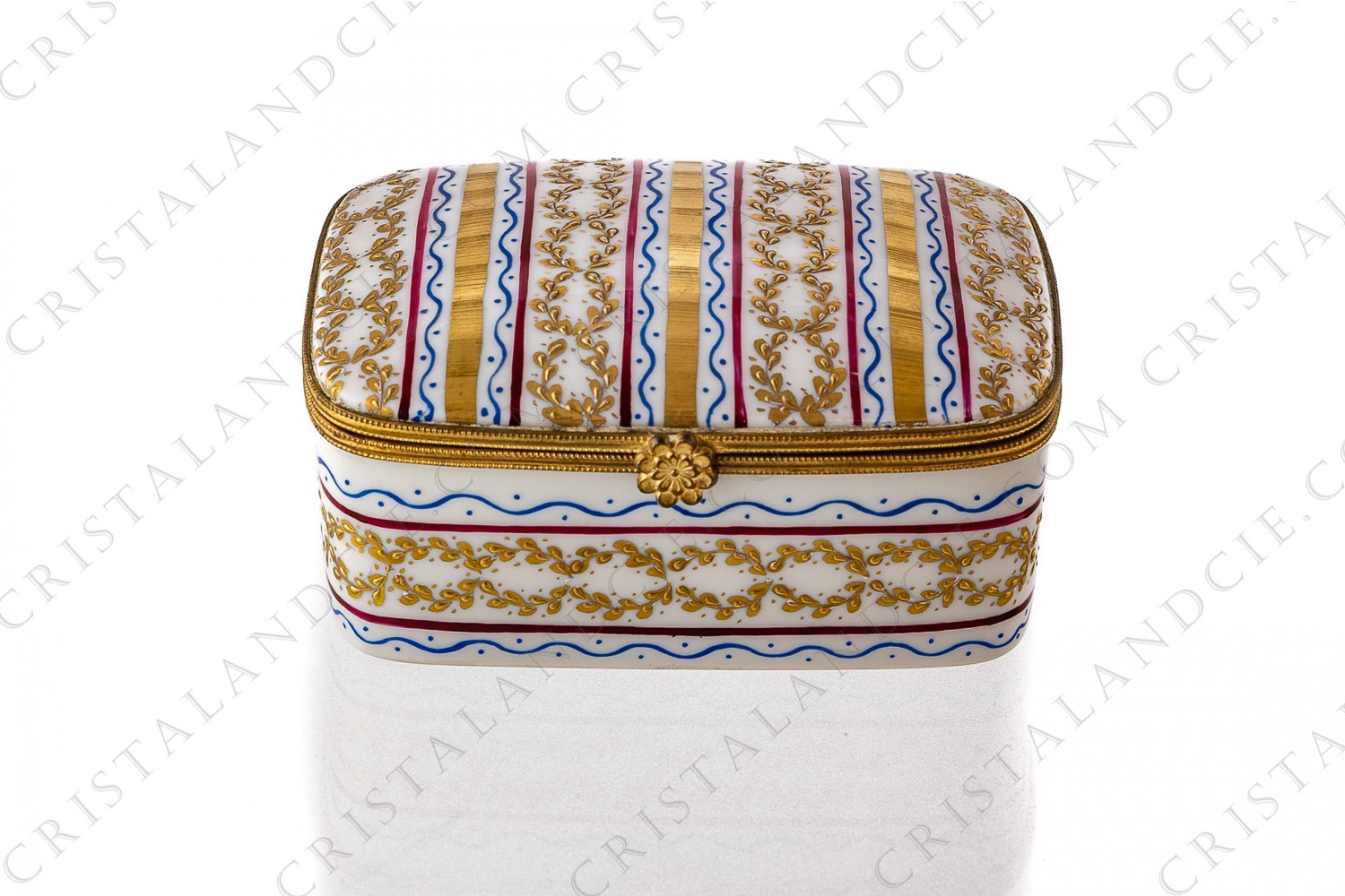 Boite rectangulaire en porcelaine décorée à la main par les ateliers Le Tallec, ornée de bandes rouges, bleues et or et de couronnes de lauriers or photo-1
