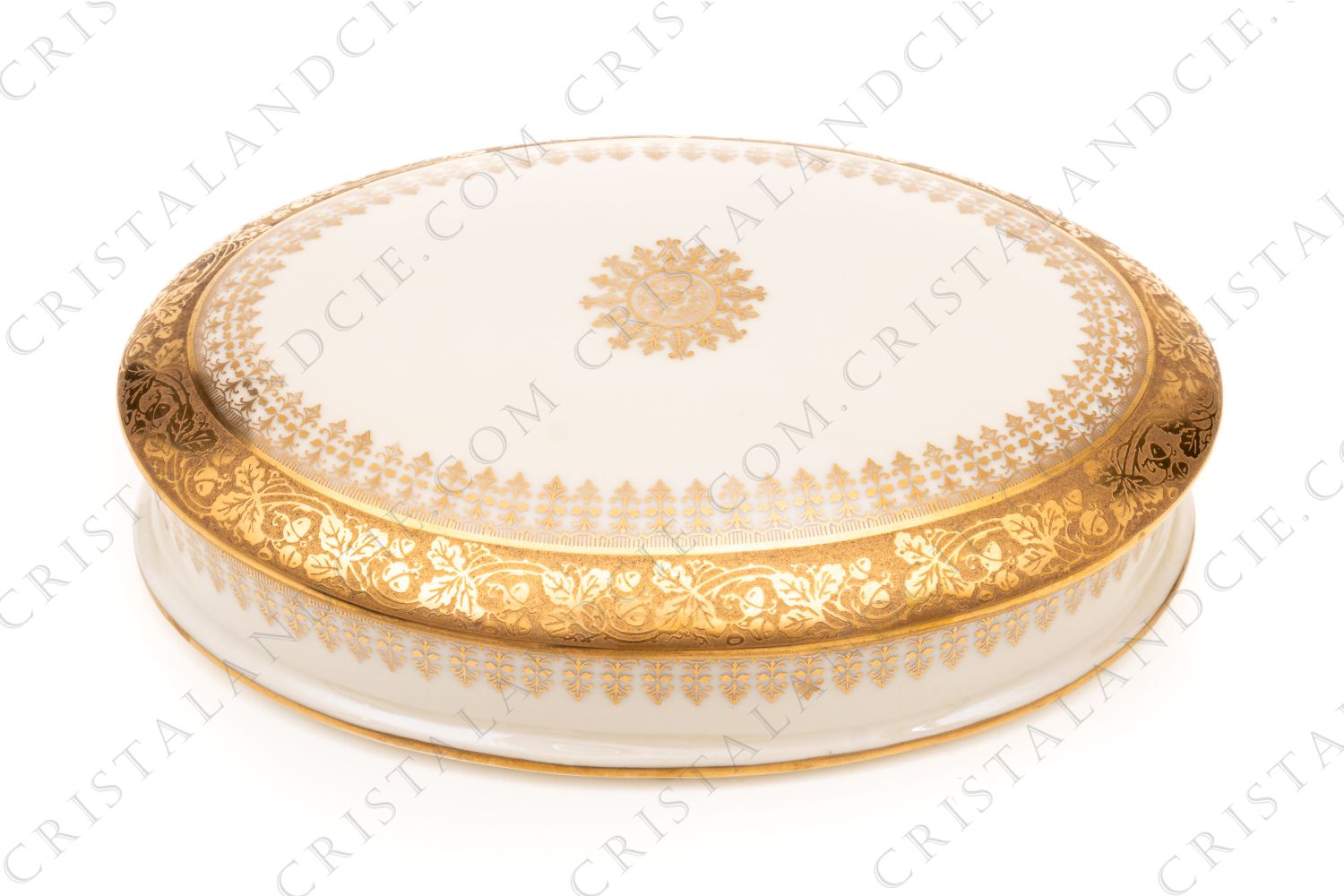 Bonbonnière en porcelaine de Limoges décorée par les ateliers CID, ornée d une large frise en incrustations or repésentant des glands et des feuilles de chêne, et d une rosace or sur le dessus photo-1