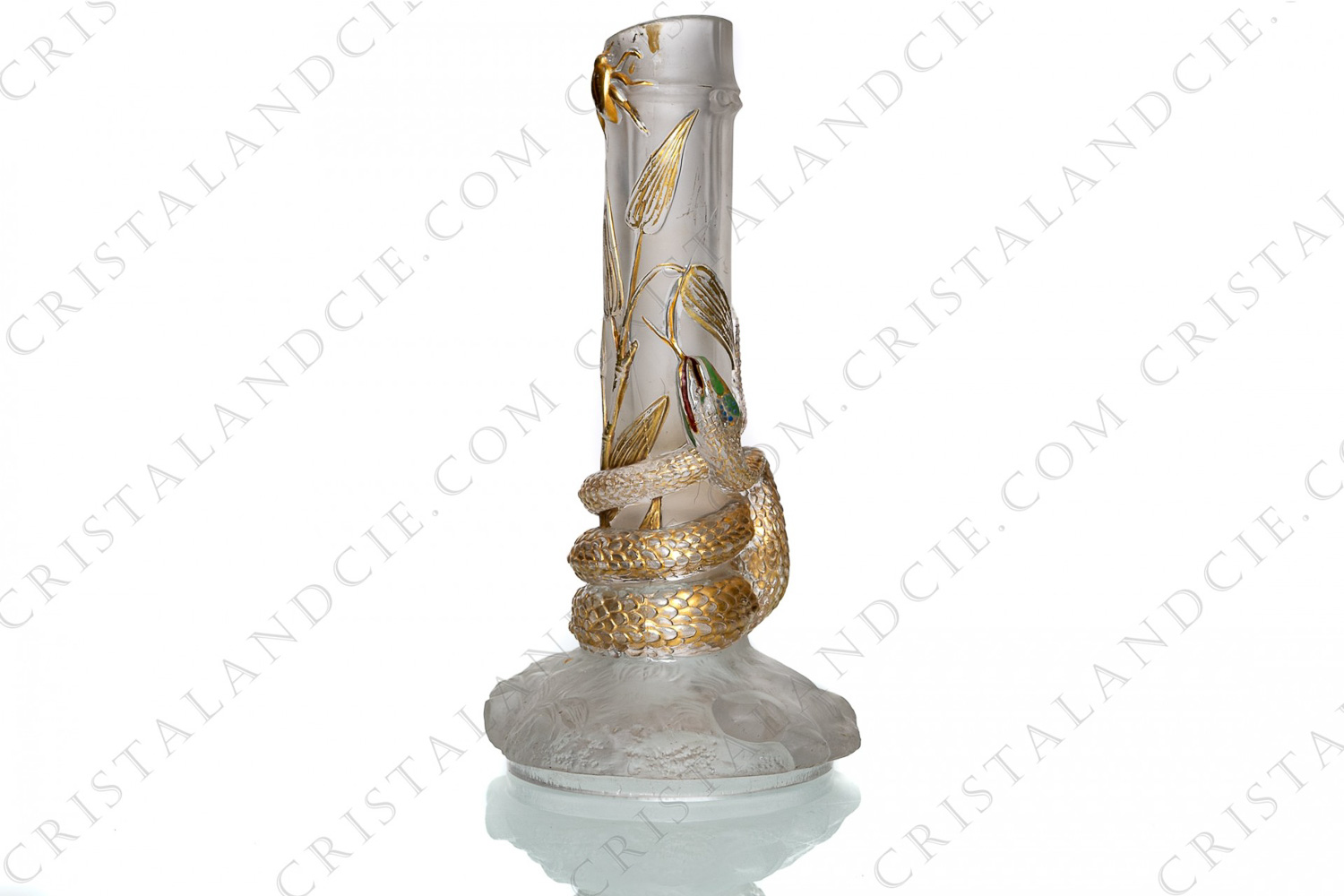 Bougeoir en cristal moulé et dépoli de Baccarat modèle au serpent représentant une tige de bambou sur un rocher autour de laquelle s enroule un serpent or dont la tête est émaillée photo-1