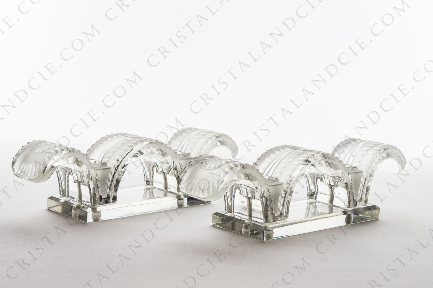 Paire de bougeoirs en cristal de Lalique modèle Porquerolles représentant des palmiers en cristal poli et dépoli, sur un socle en cristal clair photo-1