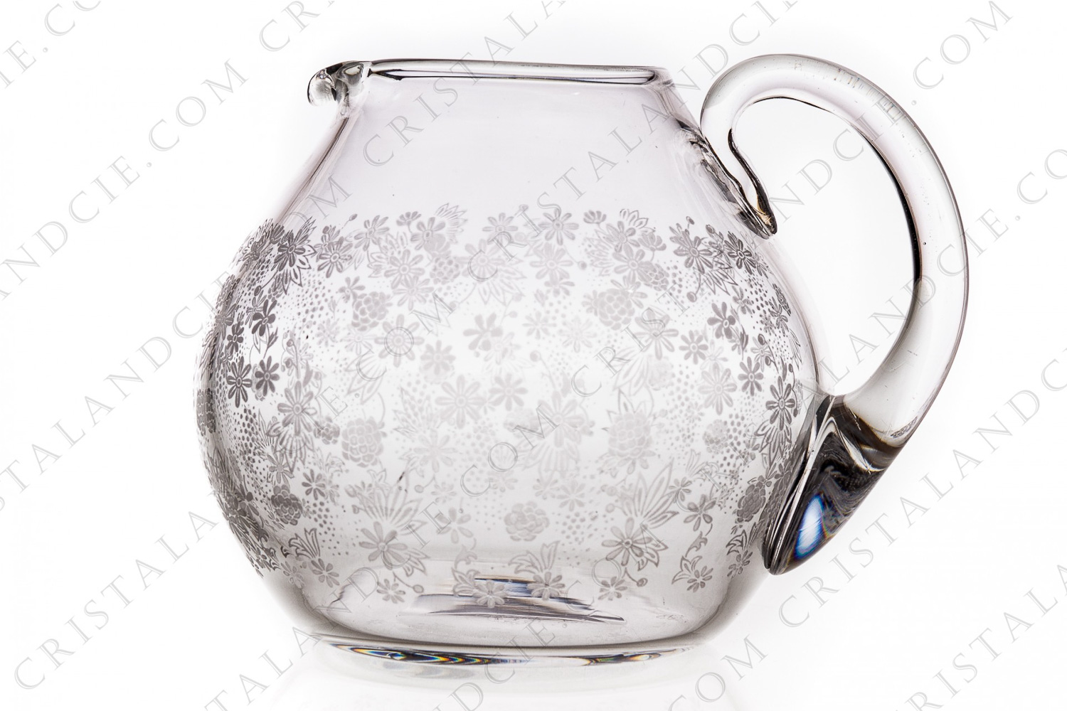Pichet en cristal de Baccarat modèle Elisabeth, orné de fleurs gravées à l acide sur toute la panse photo-1