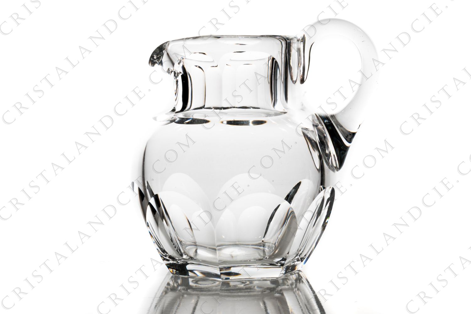 Broc à eau en cristal de Baccarat modèle Harcourt présentant un décor taillé de côtes plates photo-1