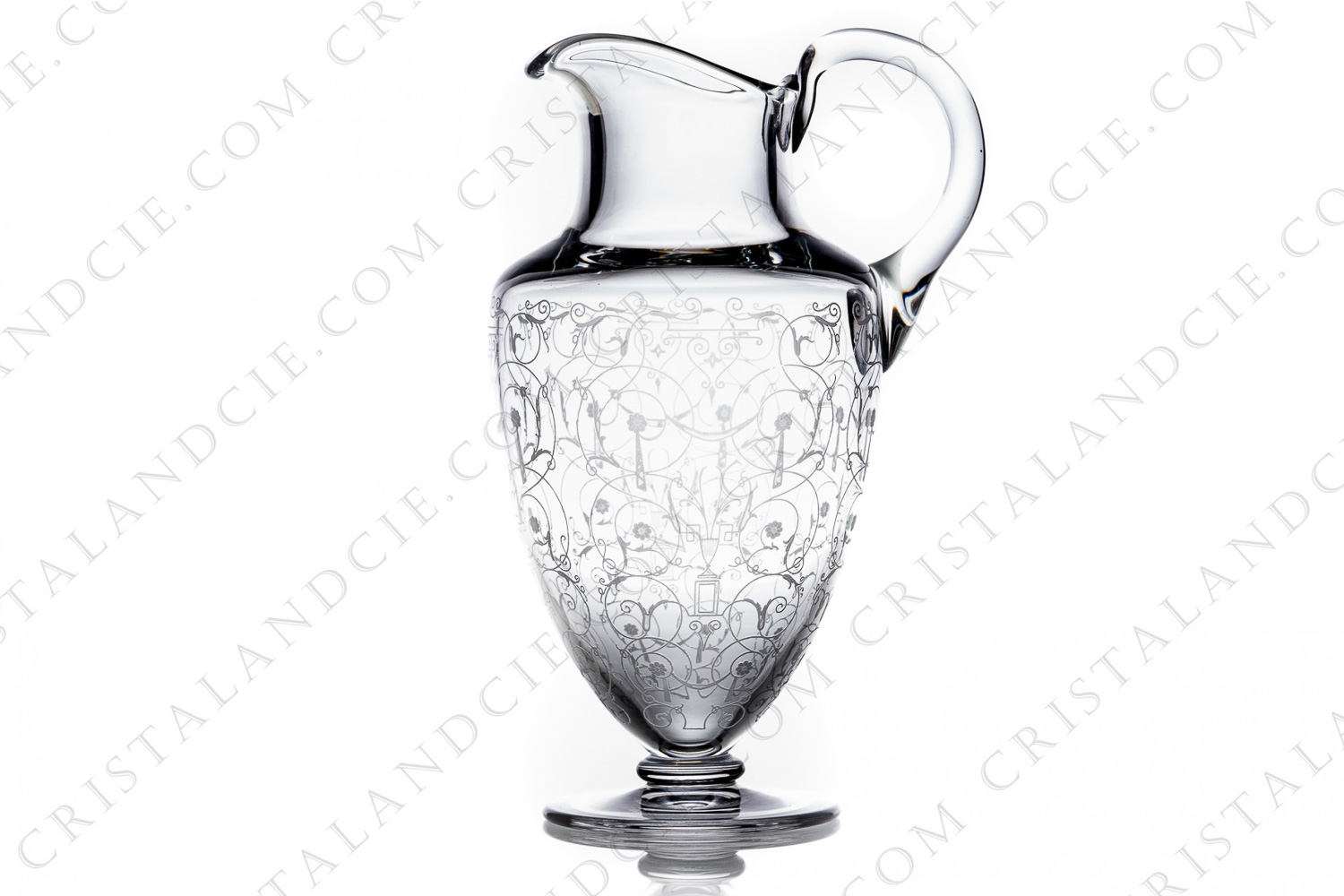 Water jug in crystal by Baccarat pattern Michelangelo with an important engraved pattern photo-1