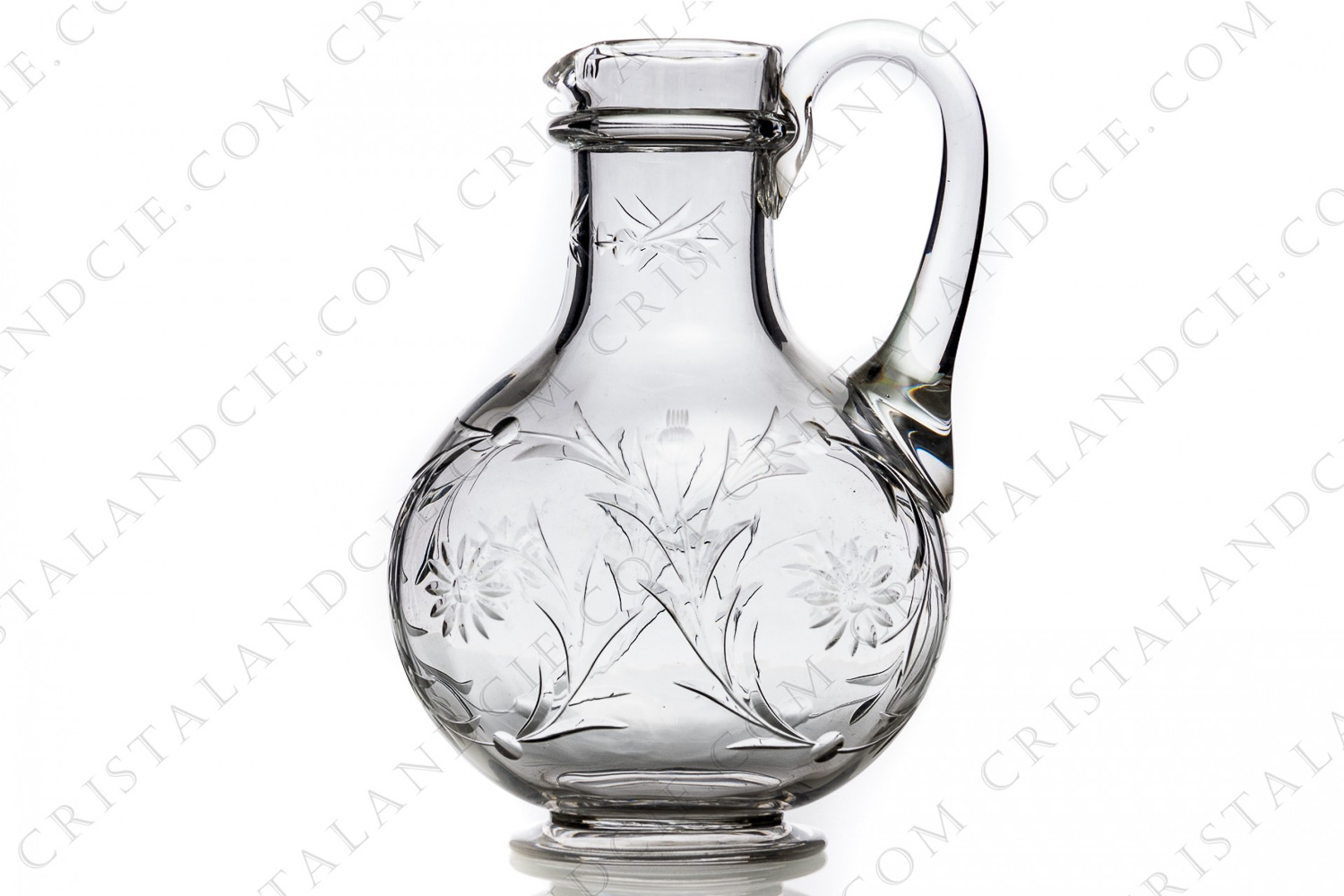 Broc en cristal de Baccarat taille 6295 à décor taillé à la roue de fleurs et arabesques photo-1